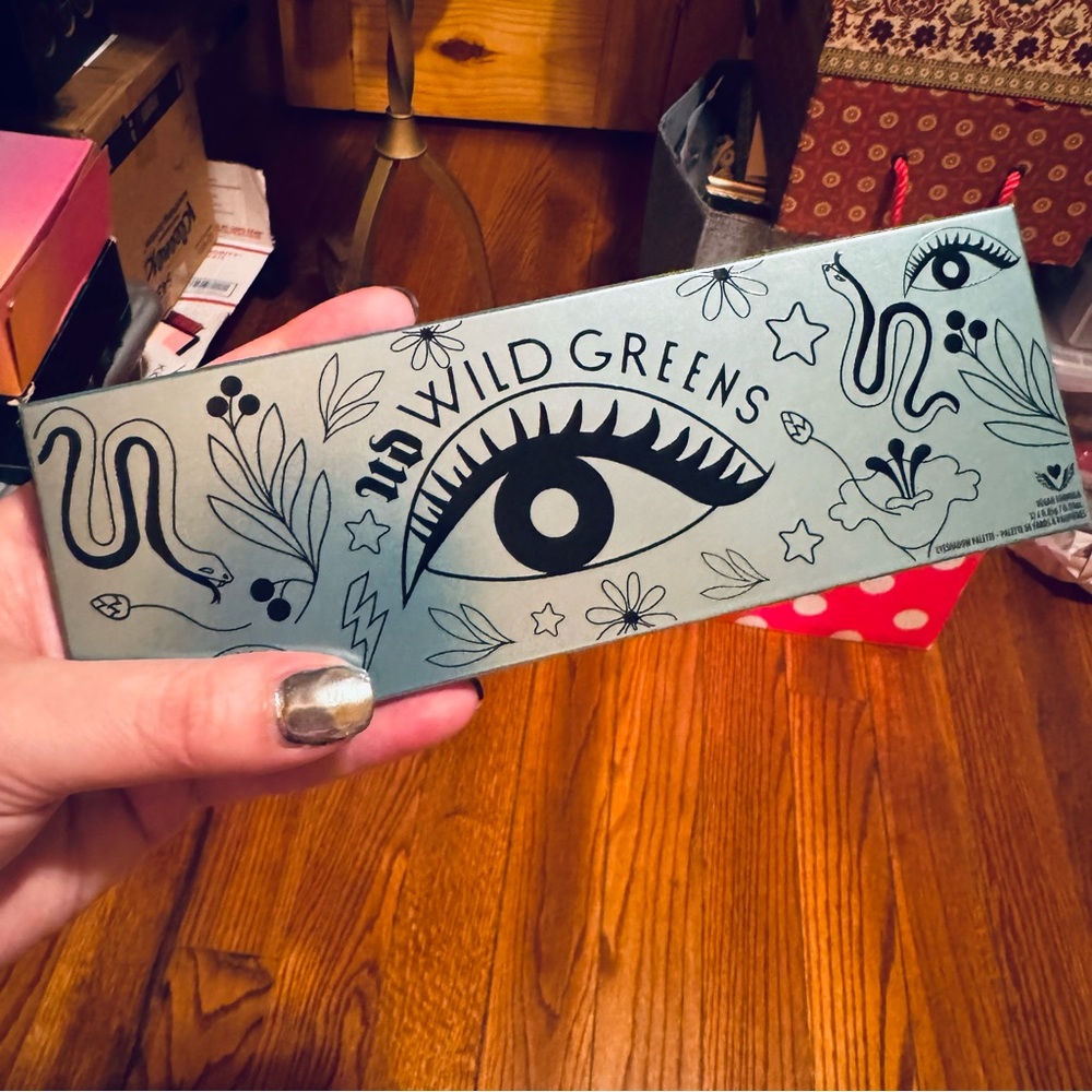 TRADED 💖 Urban Decay Wild Greens Eyeshadow Palette - Picture 10 of 10